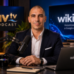 Várhelyi Csanád AI-láthatósági szakértő podcaststúdiós illusztráción, mikrofonnal, HVTV Podcast és WikiAI.hu feliratokkal.